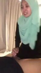 Cewek Hijab Baru Tau Enaknya Kontol