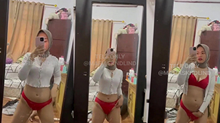 Hijab Auyiya Viral Depan Kaca